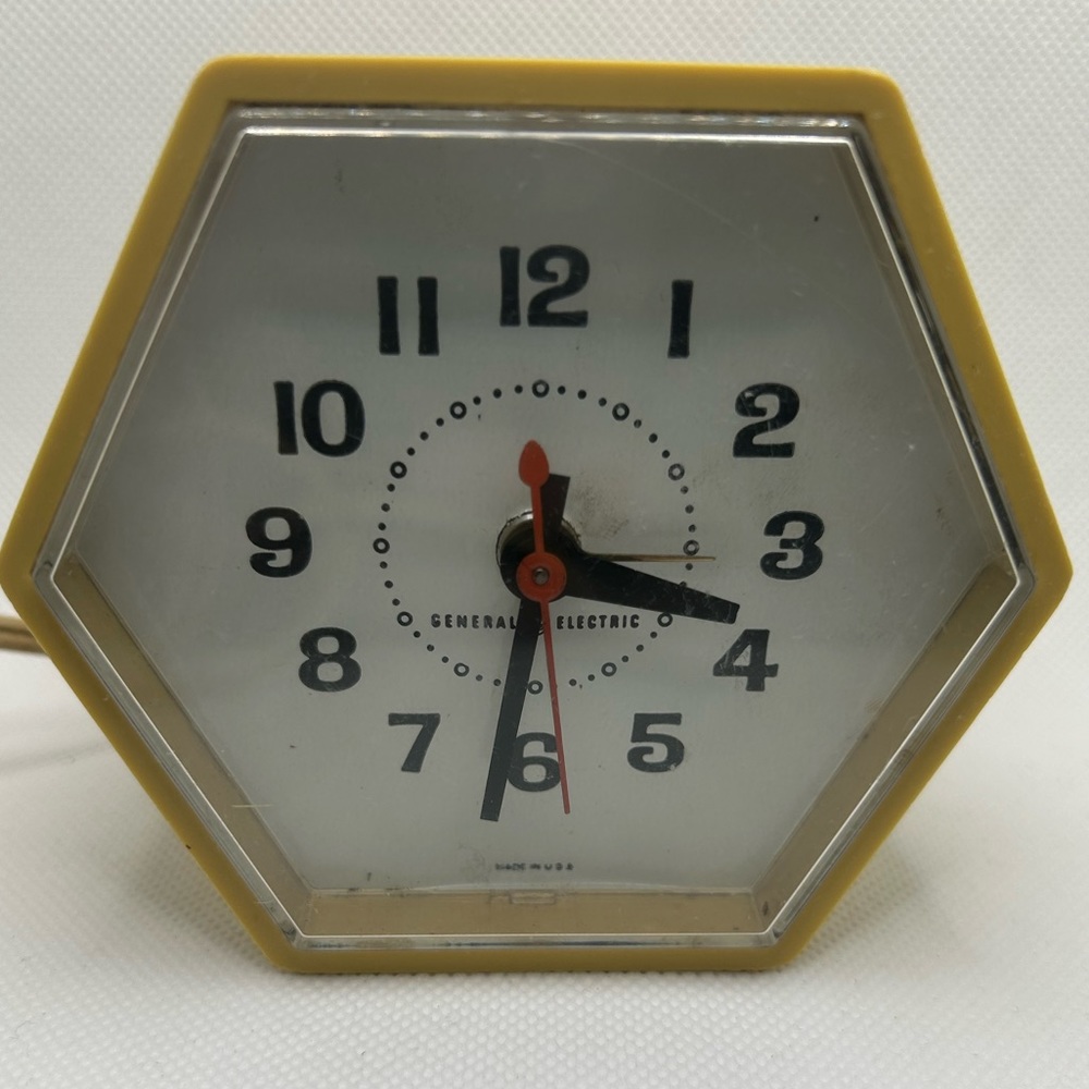 Vintage GE General Electric light yellow alarm clock model 7385 Made in USA